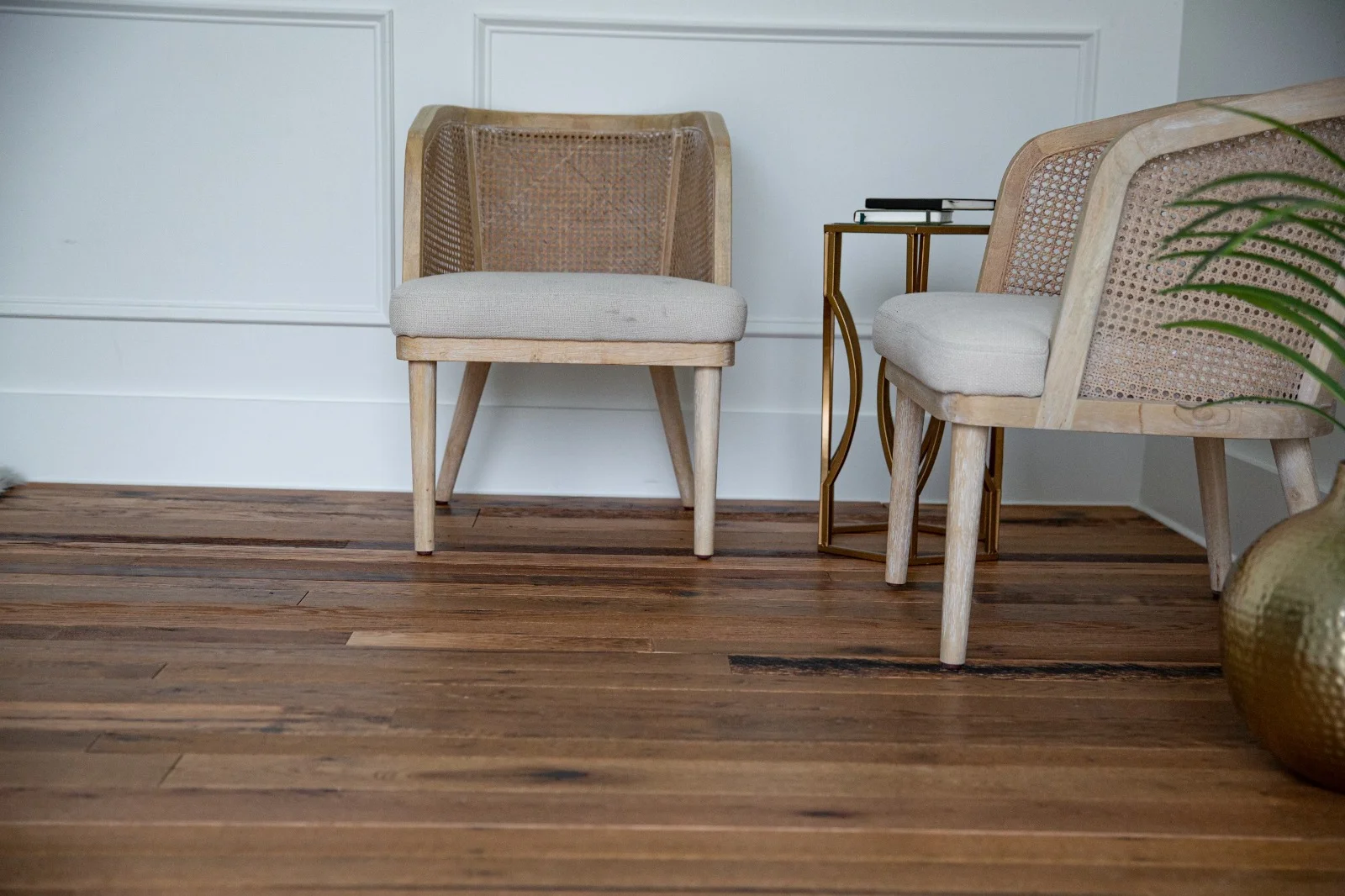a living room using the fence oak engineered floor